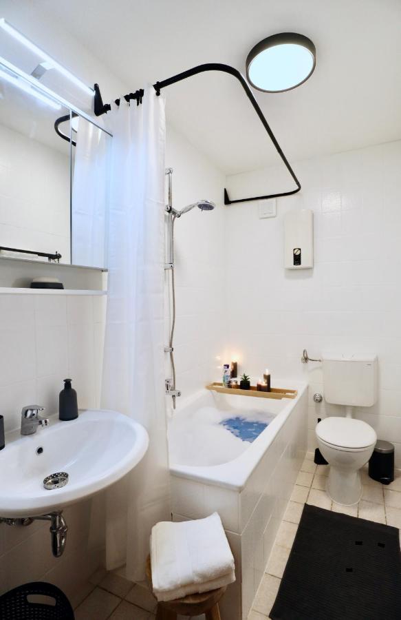 Sapphire Apartment: Free Parking + Netflix + Bathtub Essen Dış mekan fotoğraf