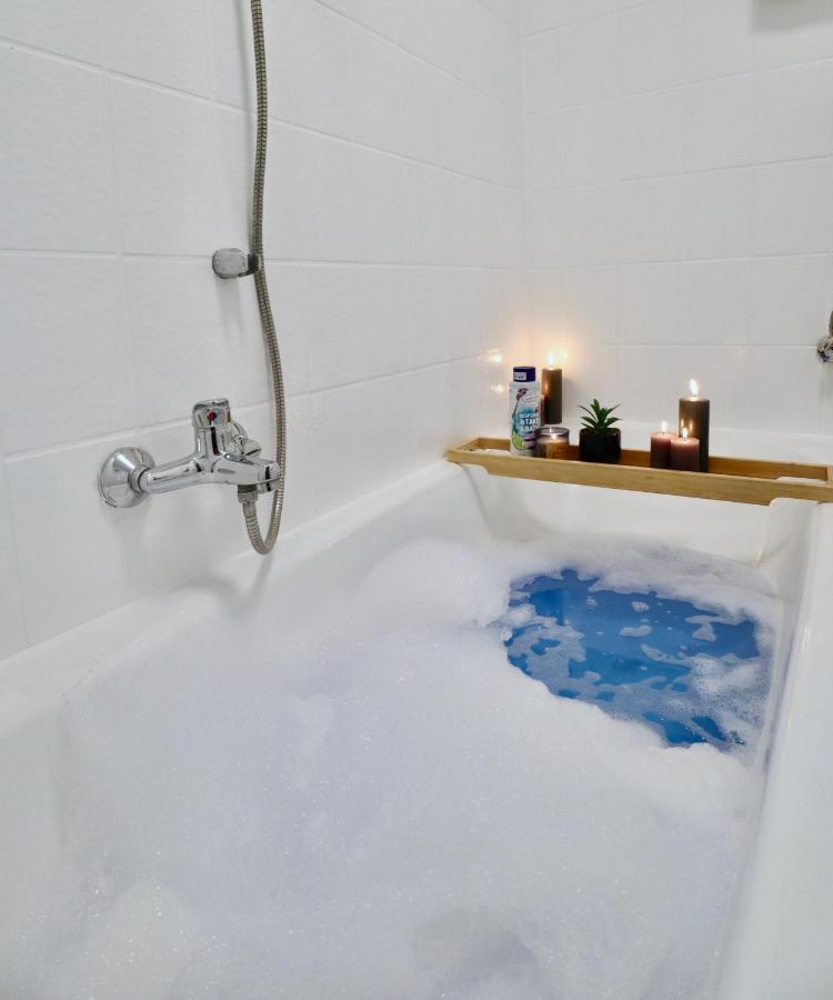 Sapphire Apartment: Free Parking + Netflix + Bathtub Essen Dış mekan fotoğraf